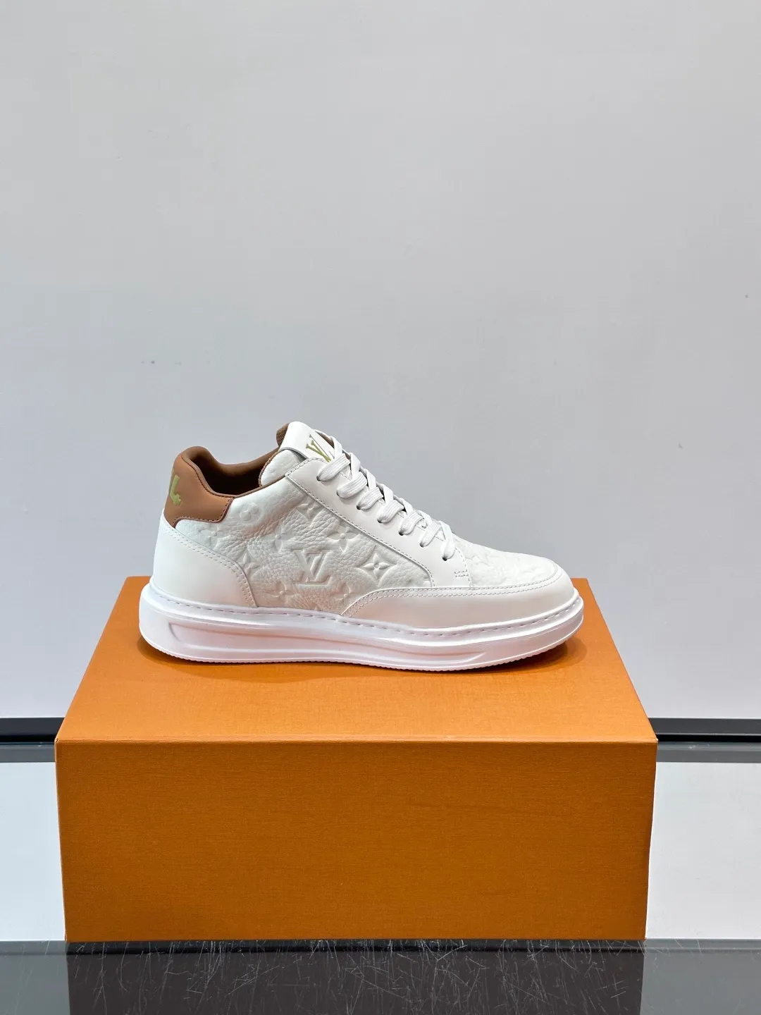 Men's shoes 💰p400 "＊OUIS ＊UITTO＊" Men's sports shoes, grained cow leather are low-key and recognizable. The rubber sole is thick and lightweight, the padded insole + technical lining make it super comfortable to wear! The main color with brown details is versatile and fashionable, and can be worn for daily leisure or business ~ LV embossing on the side of the shoe + brand logo on the sole, perfect details! size: 38-44 (45 customized)